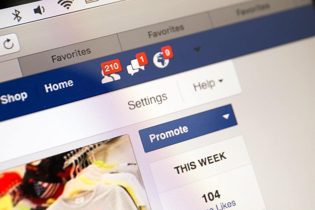 facebook page with pending friends invitation and message received